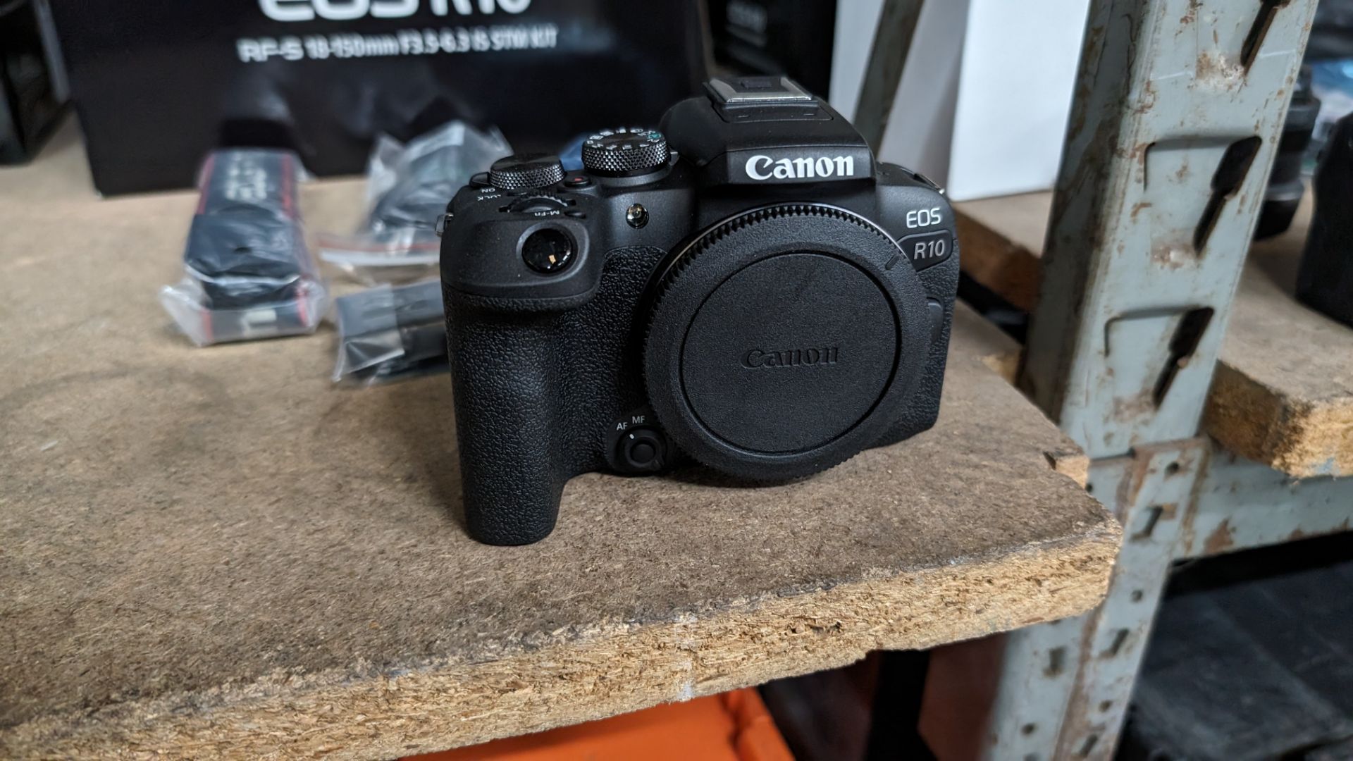 Canon EOS R10 camera, including battery, charger, strap and more - no lens - Bild 8 aus 13