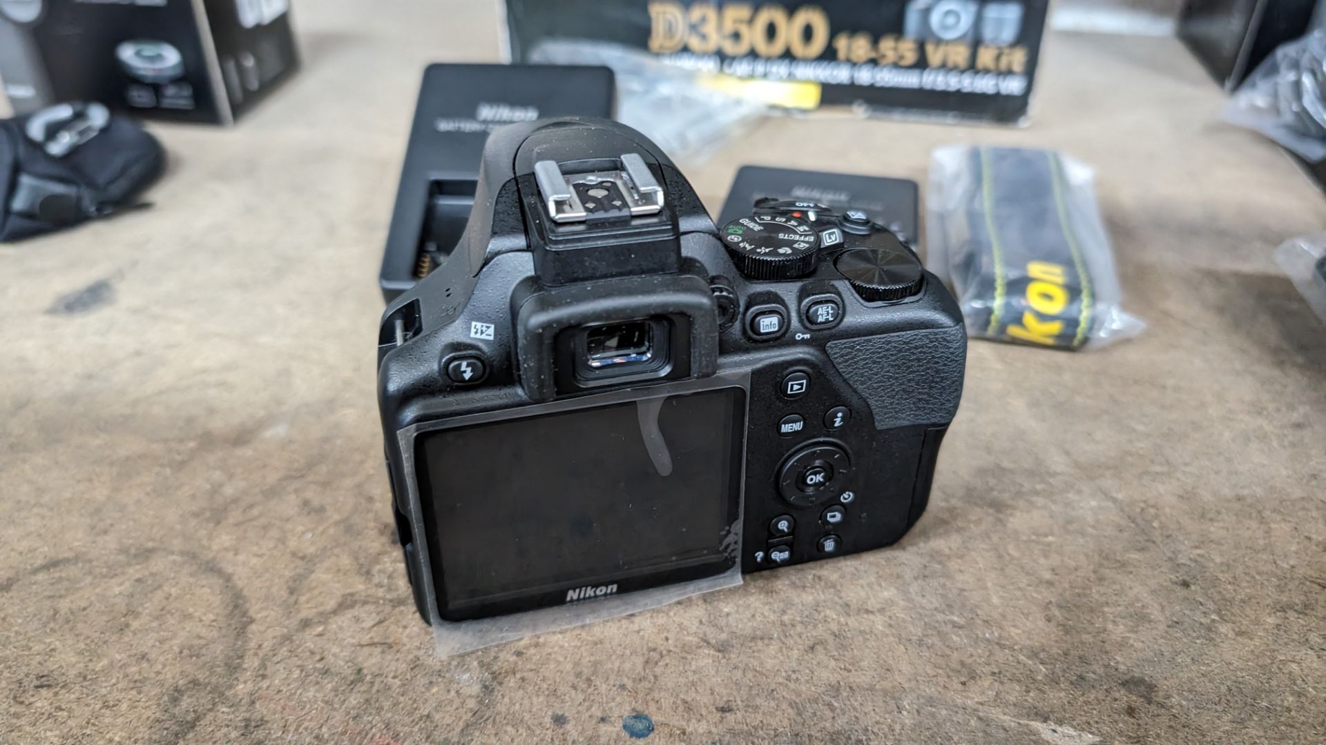 Nikon D3500 camera. Although this camera is in a box for a kit including a lens, this lot just comp - Bild 6 aus 8