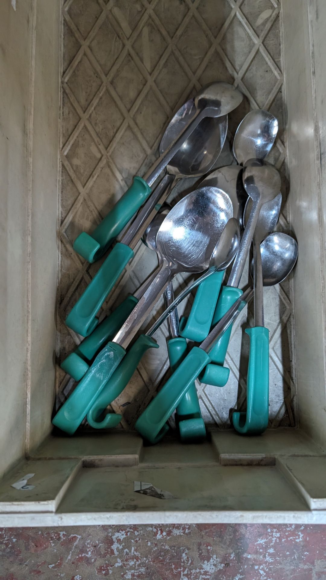 The contents of a crate of spoons - Bild 3 aus 4