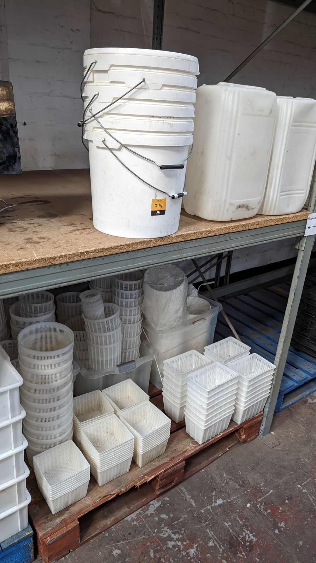 Quantity of plastic receptacles, comprising the contents of a pallet, plus small tubs above same (as - Bild 2 aus 10