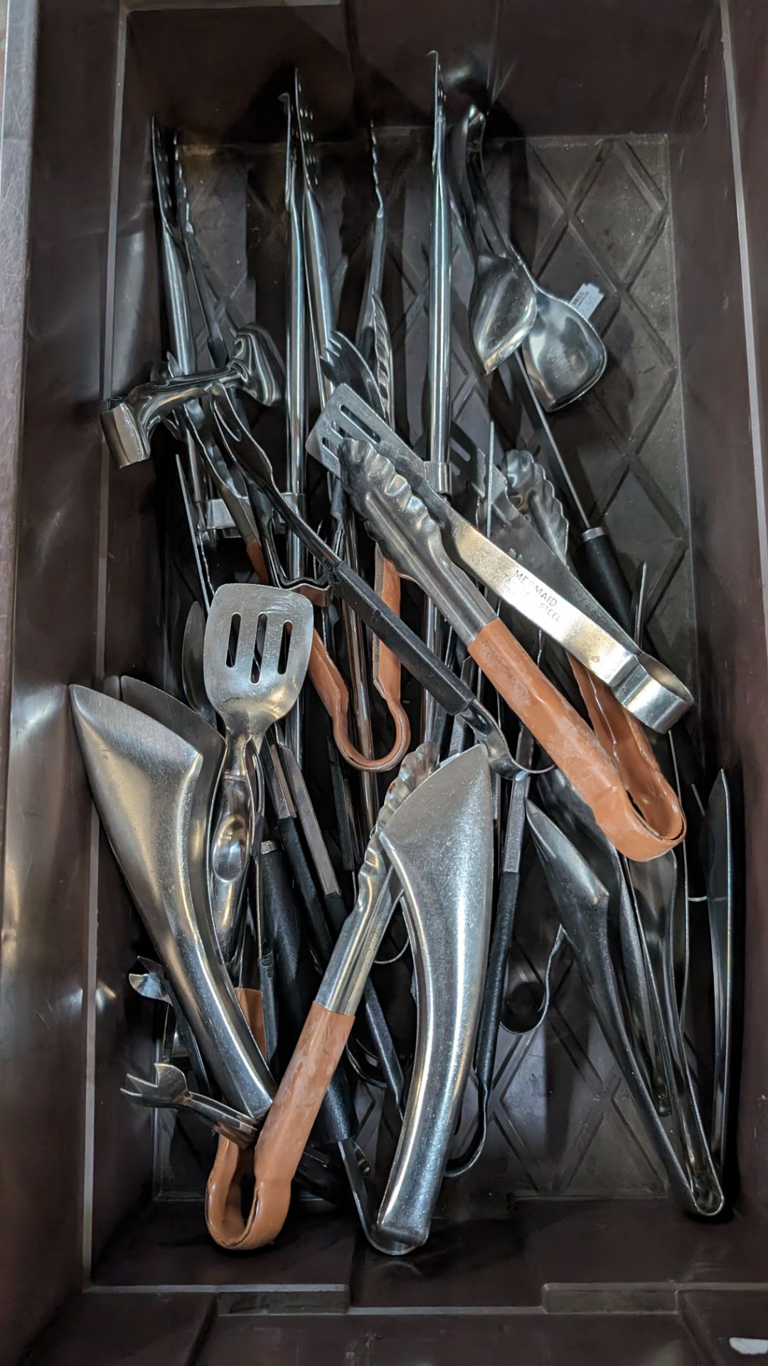 The contents of a crate of assorted tongs and other utensils - Bild 4 aus 4