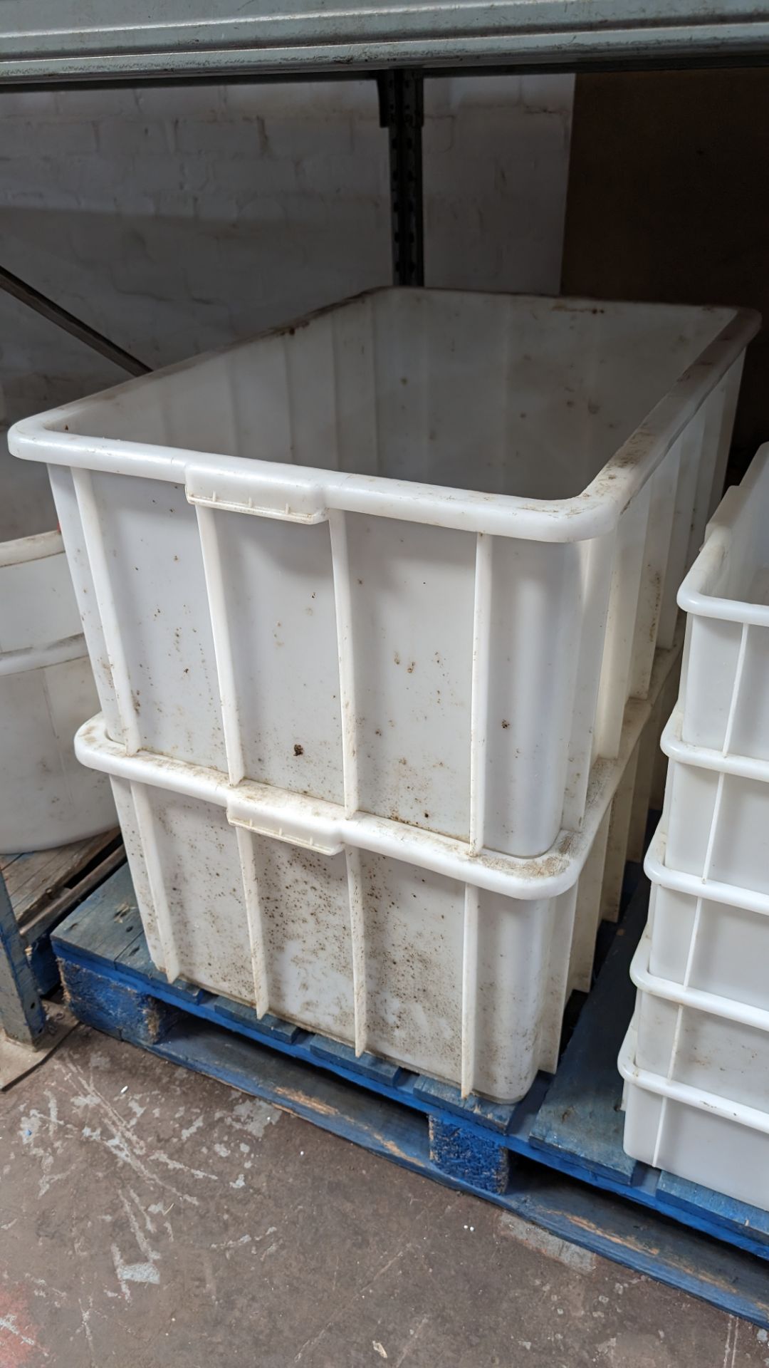 Contents of a pallet of large rectangular and square heavy duty plastic storage bins. - Bild 5 aus 5