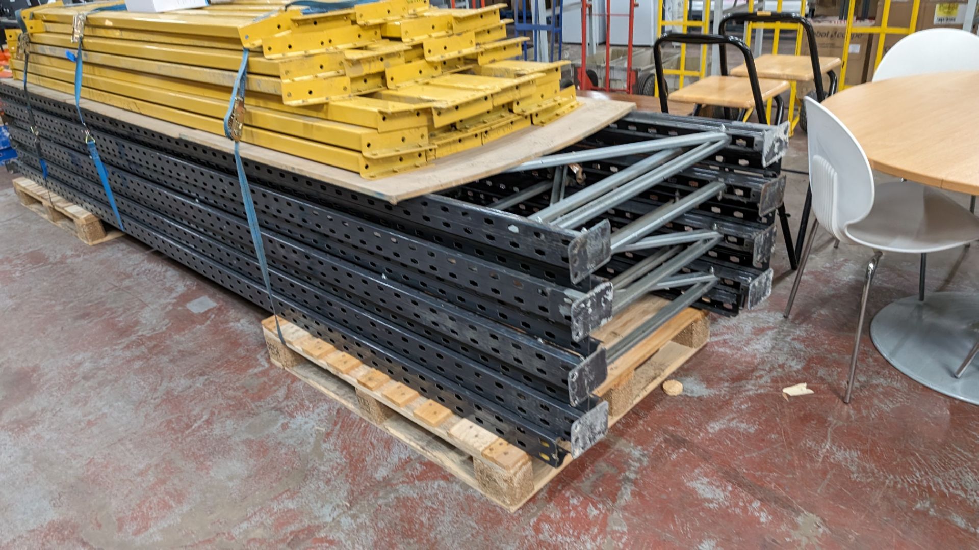Quantity of pallet racking comprising 8 off uprights each measuring 4,500mm tall and 900mm wide, plu - Bild 8 aus 10
