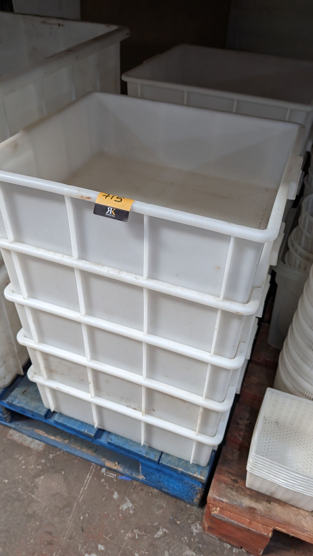 Contents of a pallet of large rectangular and square heavy duty plastic storage bins. - Bild 3 aus 5