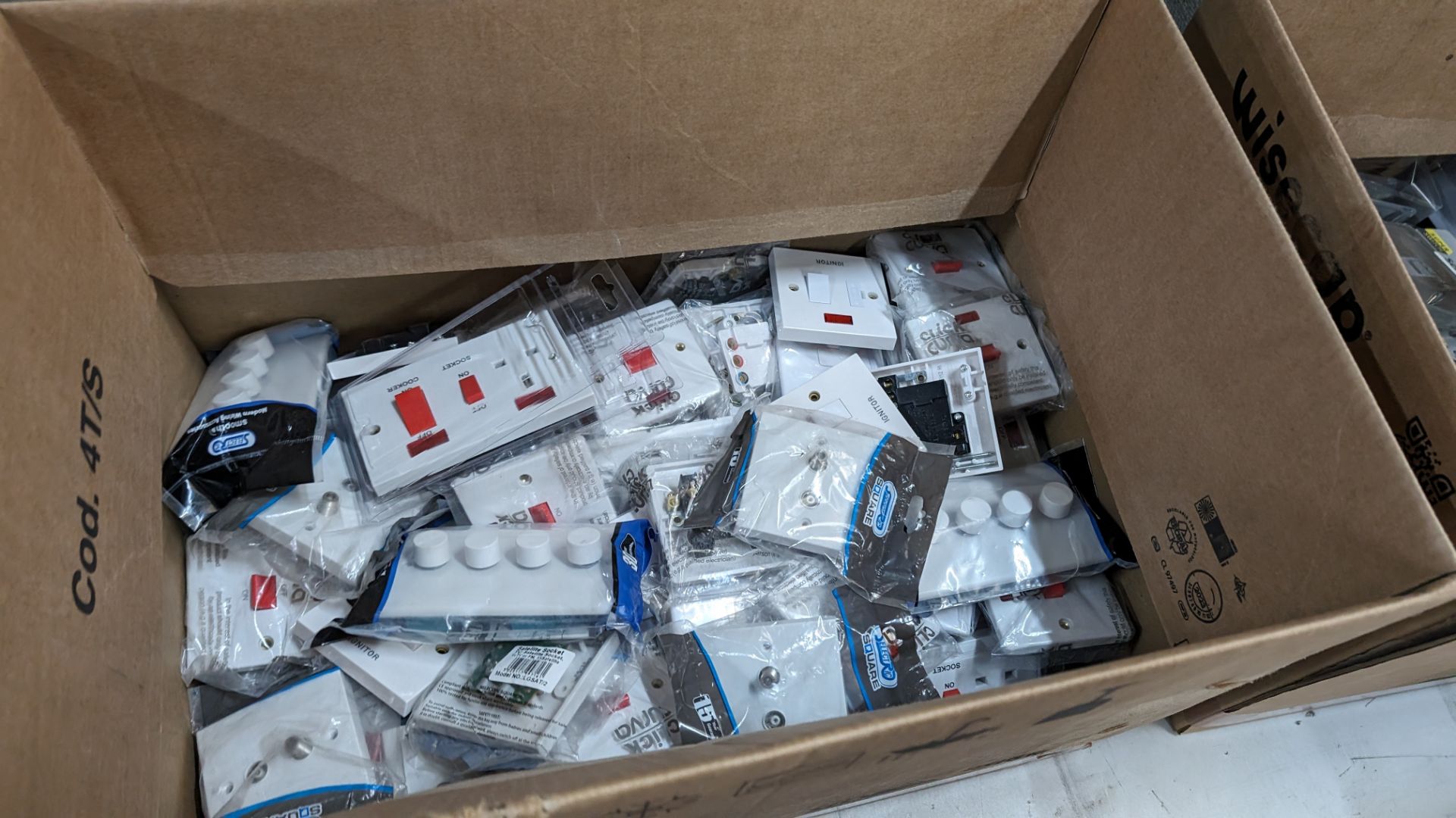 Box of assorted sockets and switches - Image 2 of 4