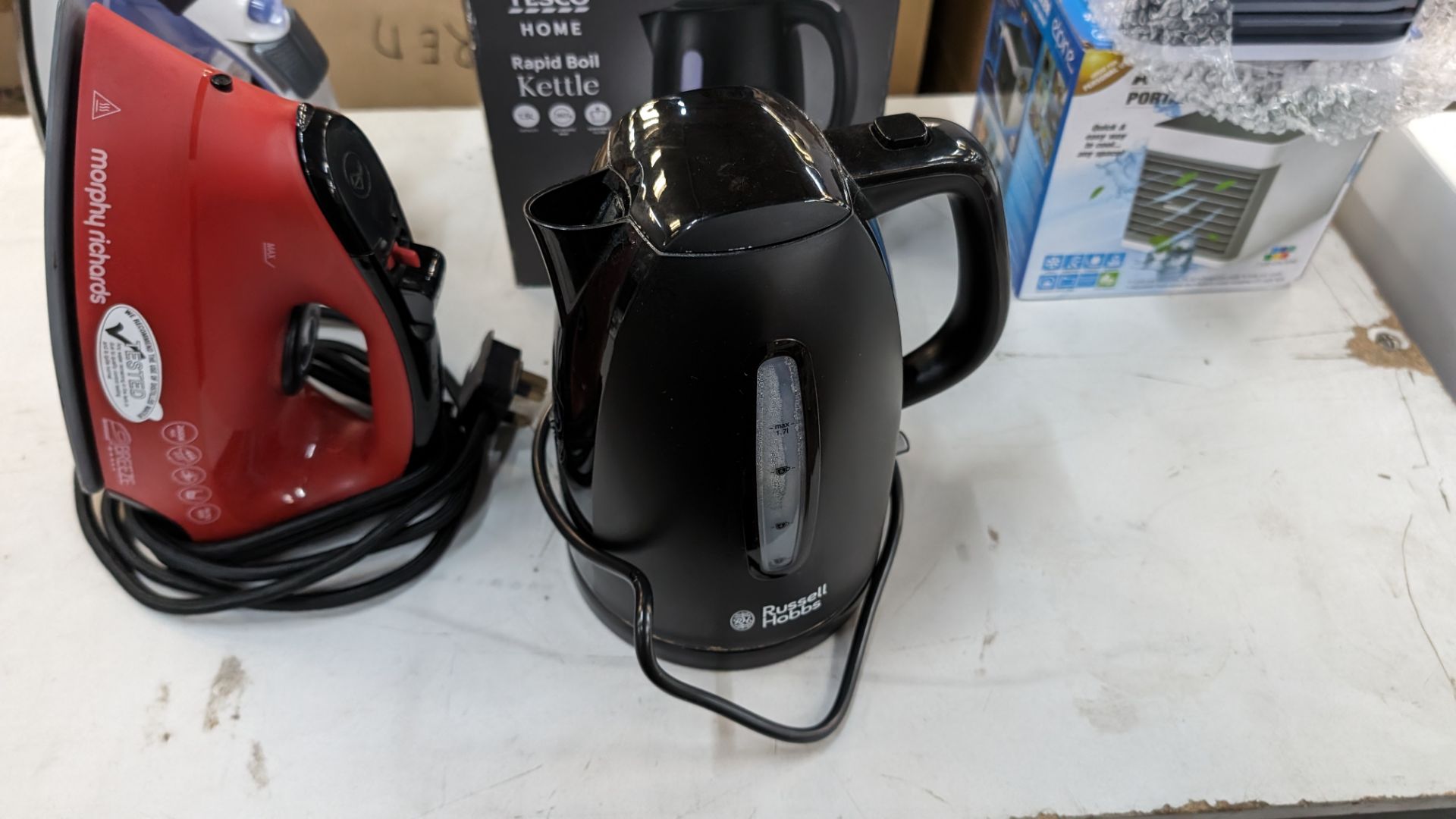 Mixed domestic appliance lot comprising 2 irons, 2 kettles and 1 mini portable air cooler - Image 5 of 8