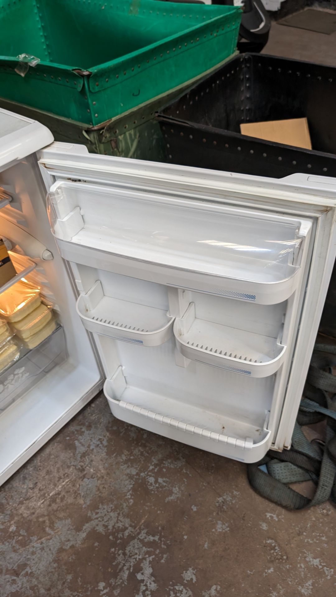 Beko undercounter domestic fridge - Image 5 of 5