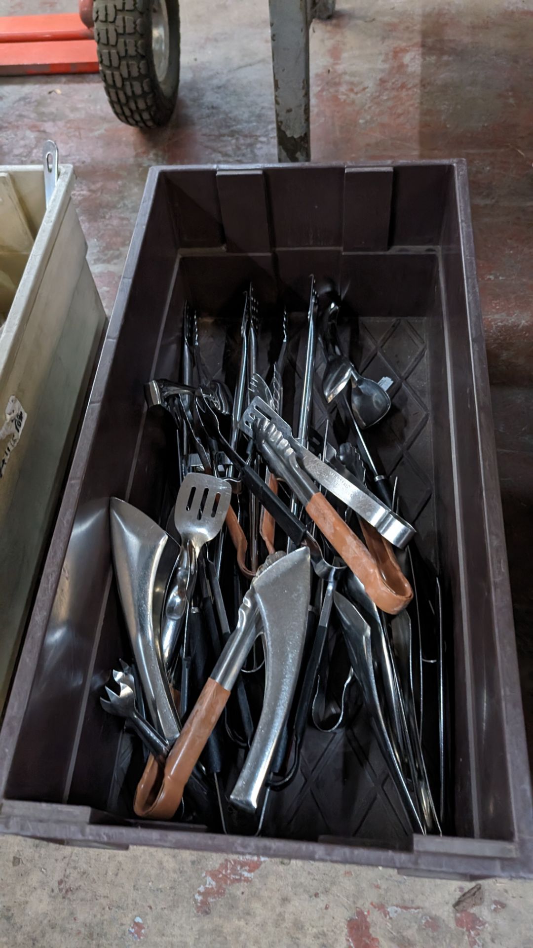The contents of a crate of assorted tongs and other utensils - Bild 2 aus 4