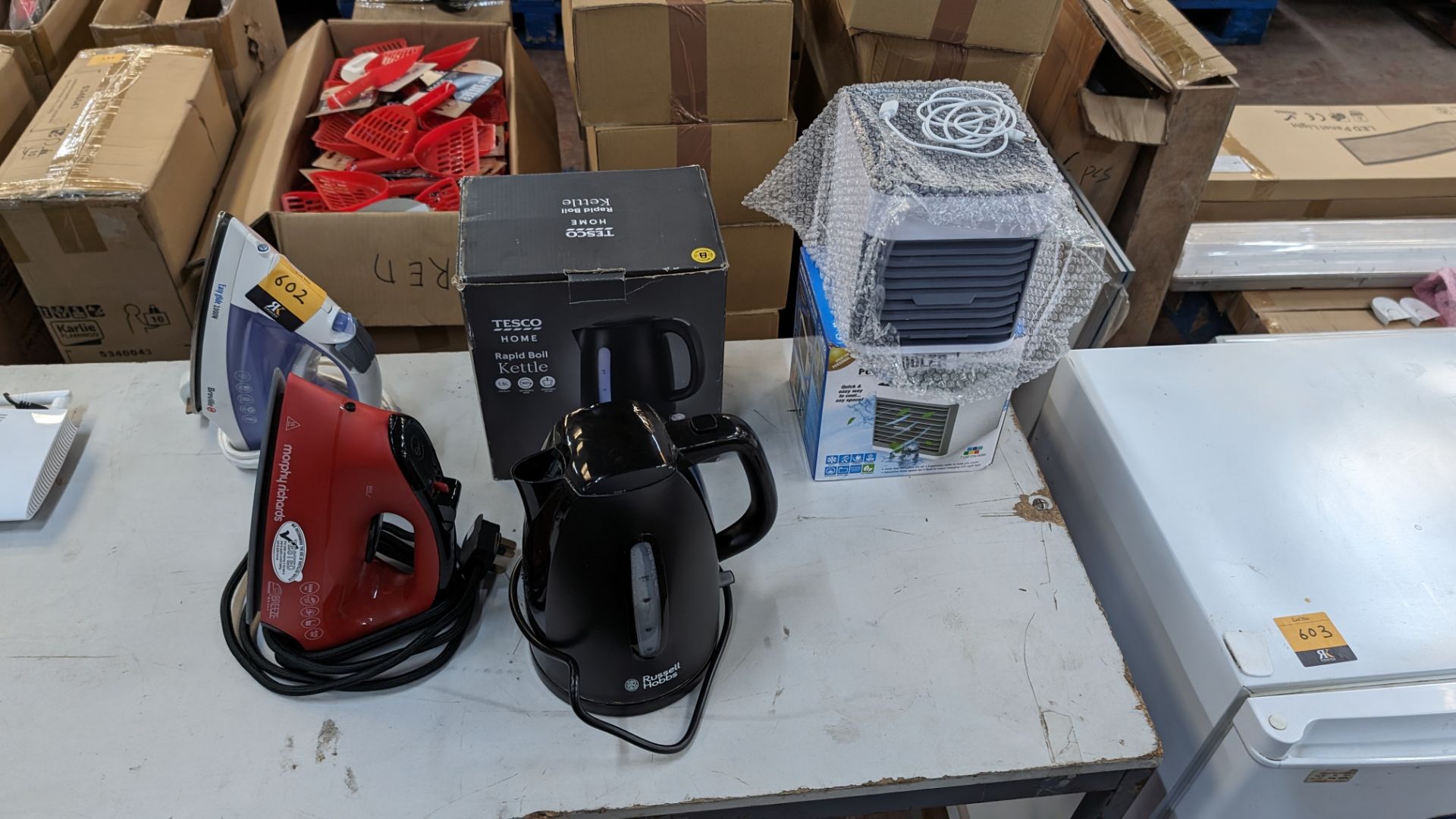 Mixed domestic appliance lot comprising 2 irons, 2 kettles and 1 mini portable air cooler - Image 2 of 8