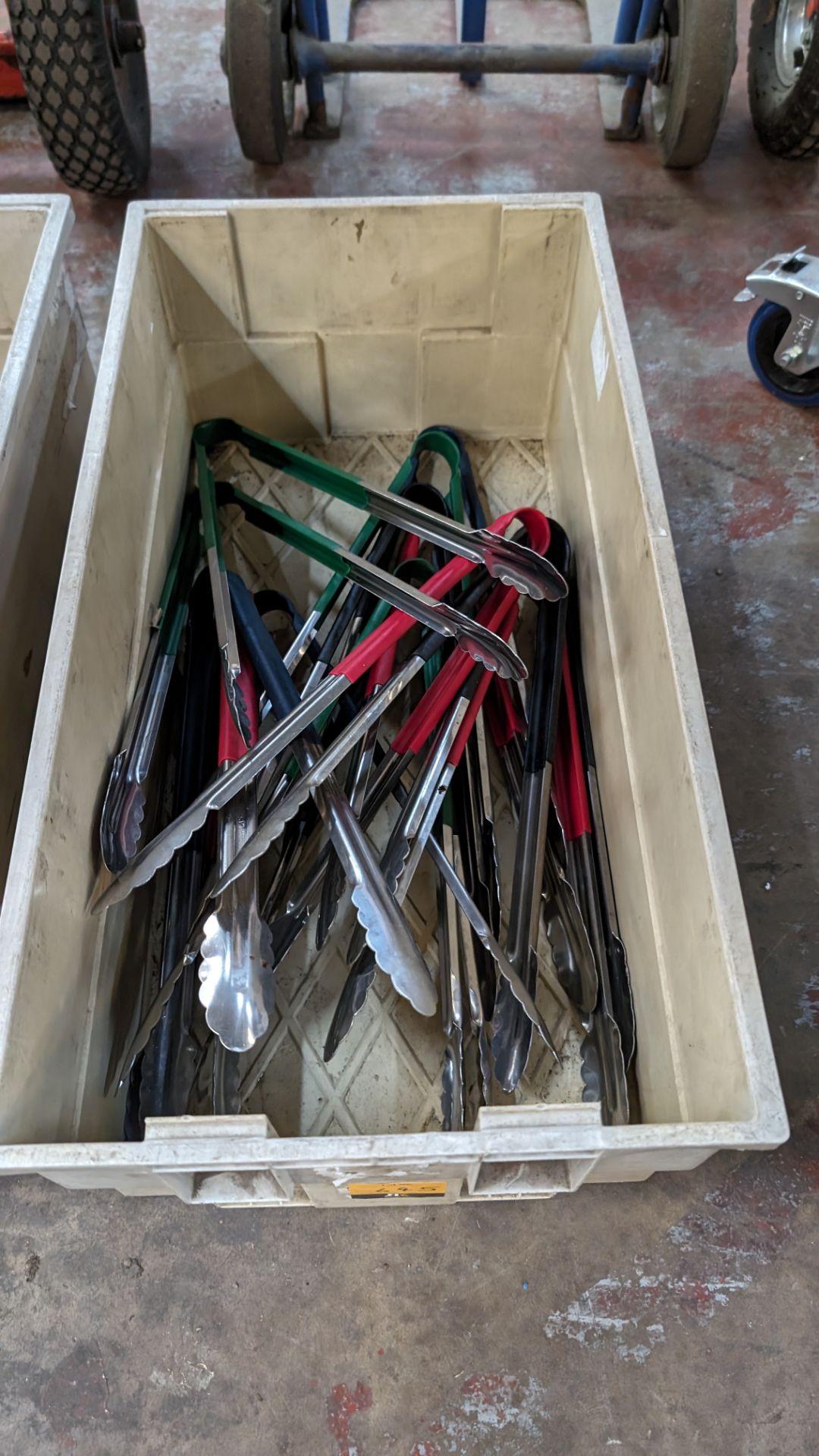 The contents of a crate of tongs - Image 2 of 4