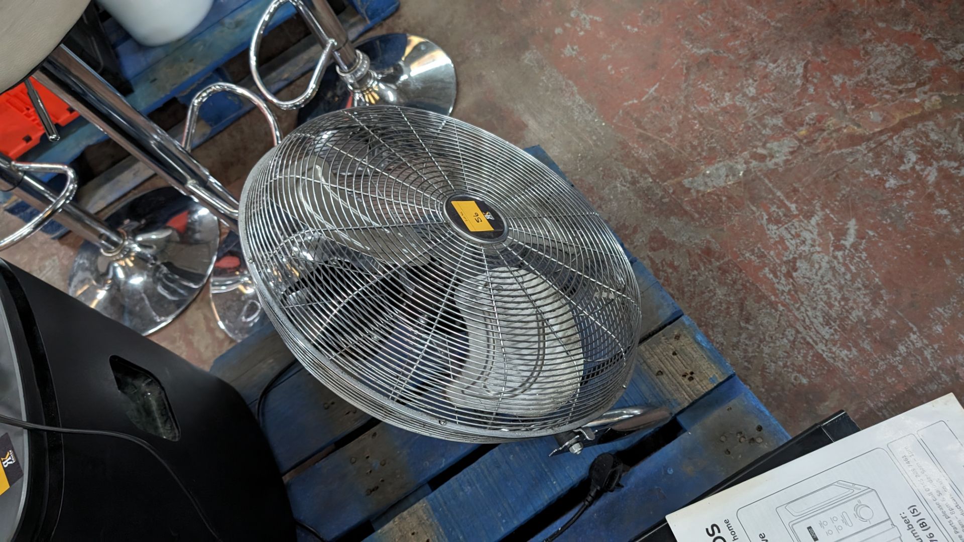 Large metal fan - Image 3 of 5