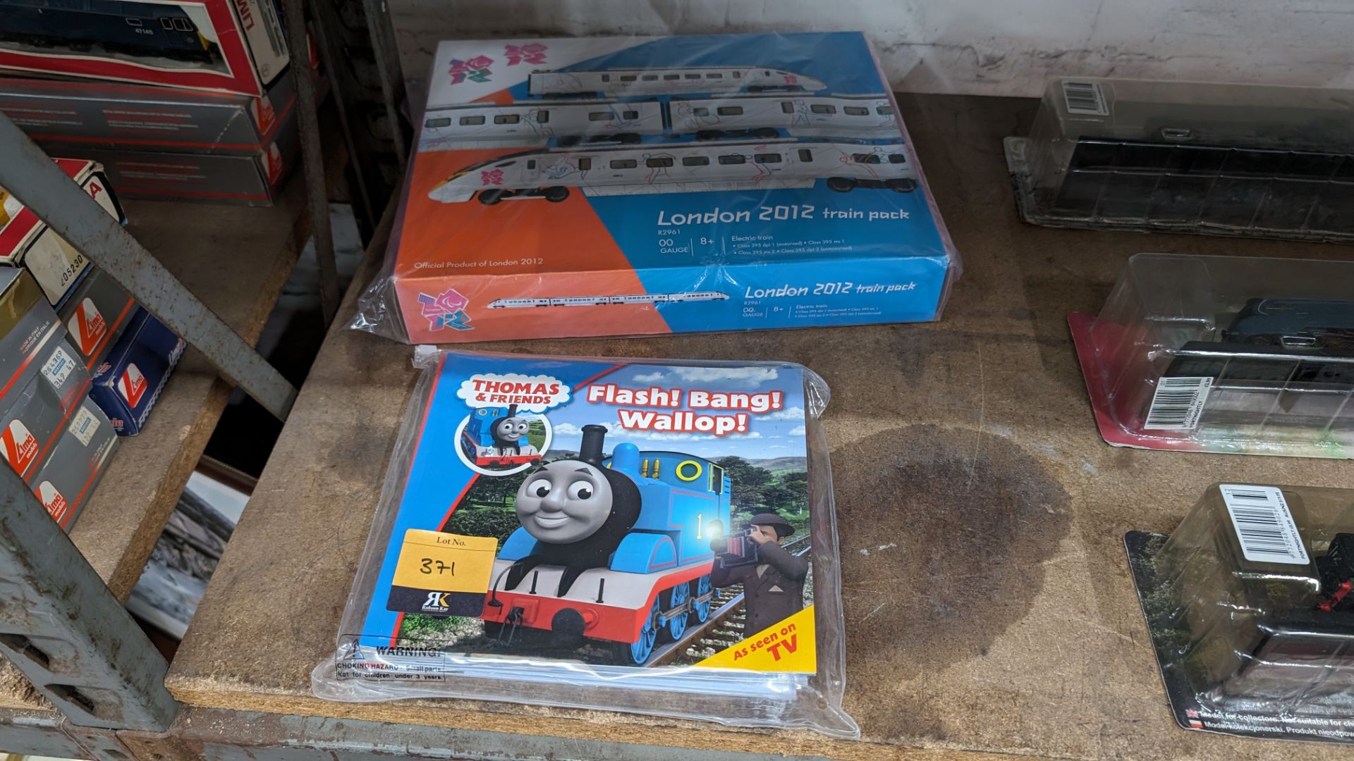 Mixed railway lot comprising quantity of Thomas the Tank Engine books plus London 2012 electric trai