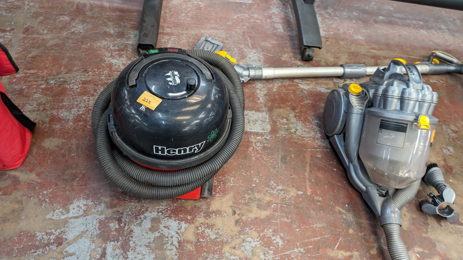 Henry vacuum cleaner - Image 2 of 5