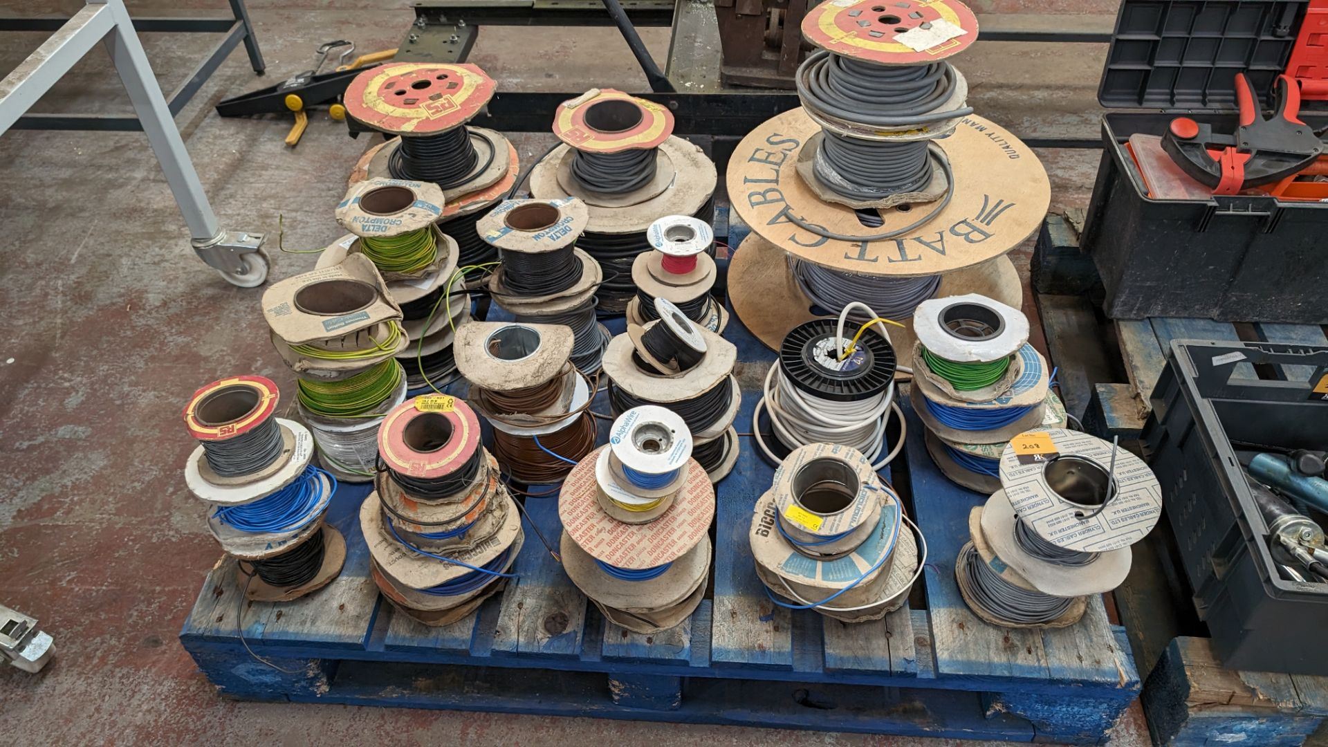 The contents of a pallet of electrical cable - Bild 2 aus 12