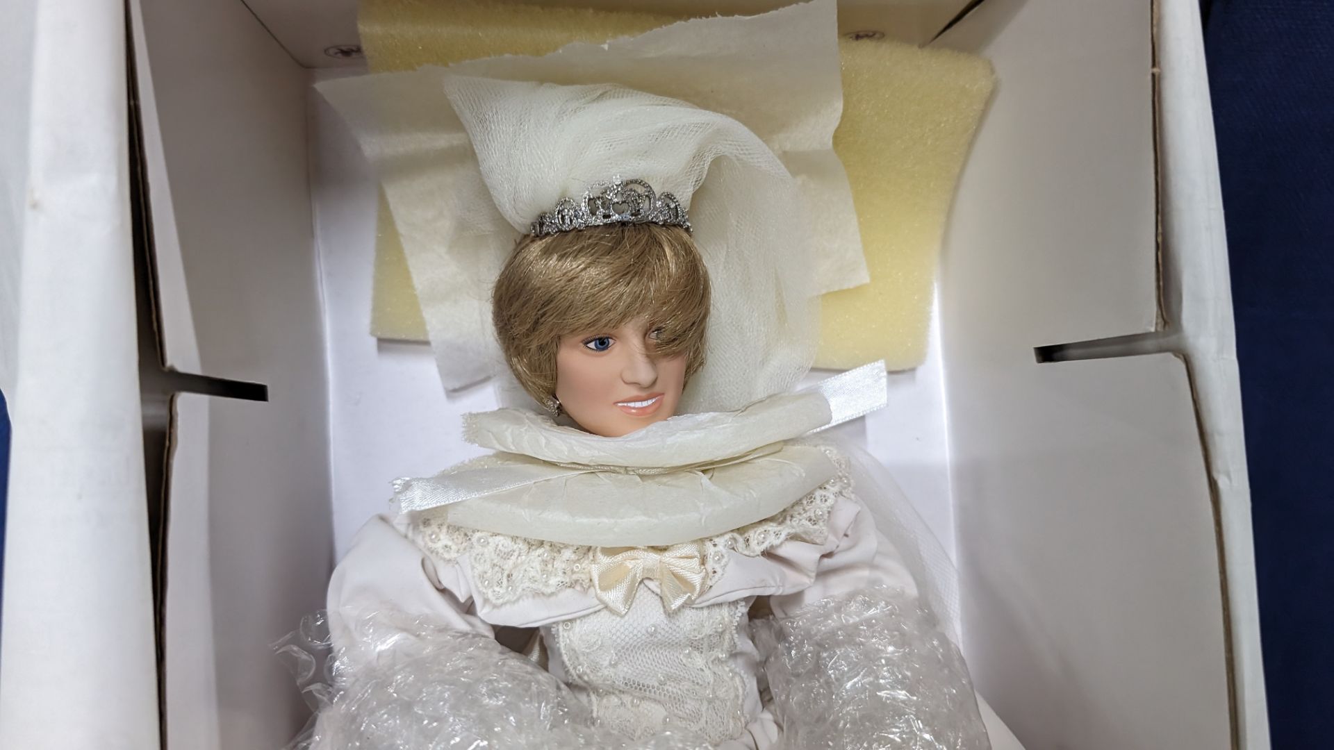 Ashton-Drake Galleries The People's Princess commemorative bride doll - Princess Diana - Image 5 of 10