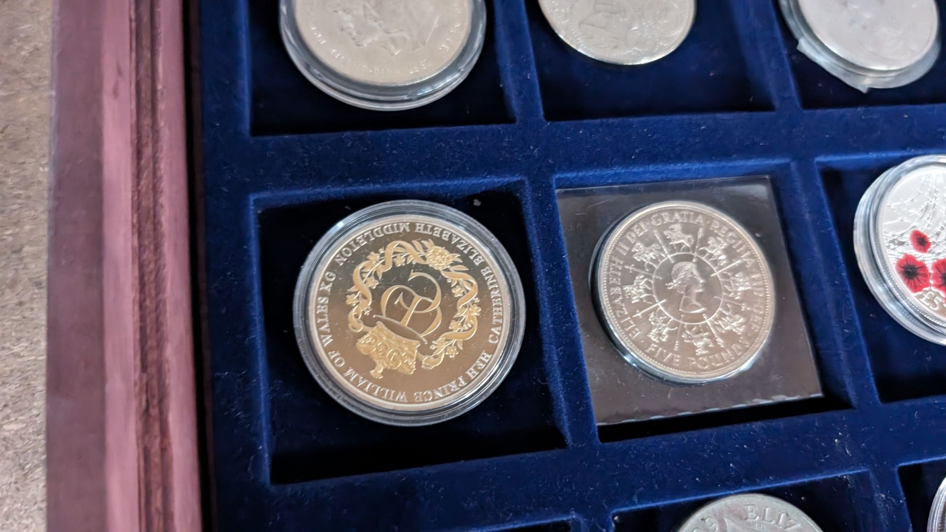 16 assorted small decorative coins comprising large presentation case with 12 coins plus 4 individua - Image 8 of 15