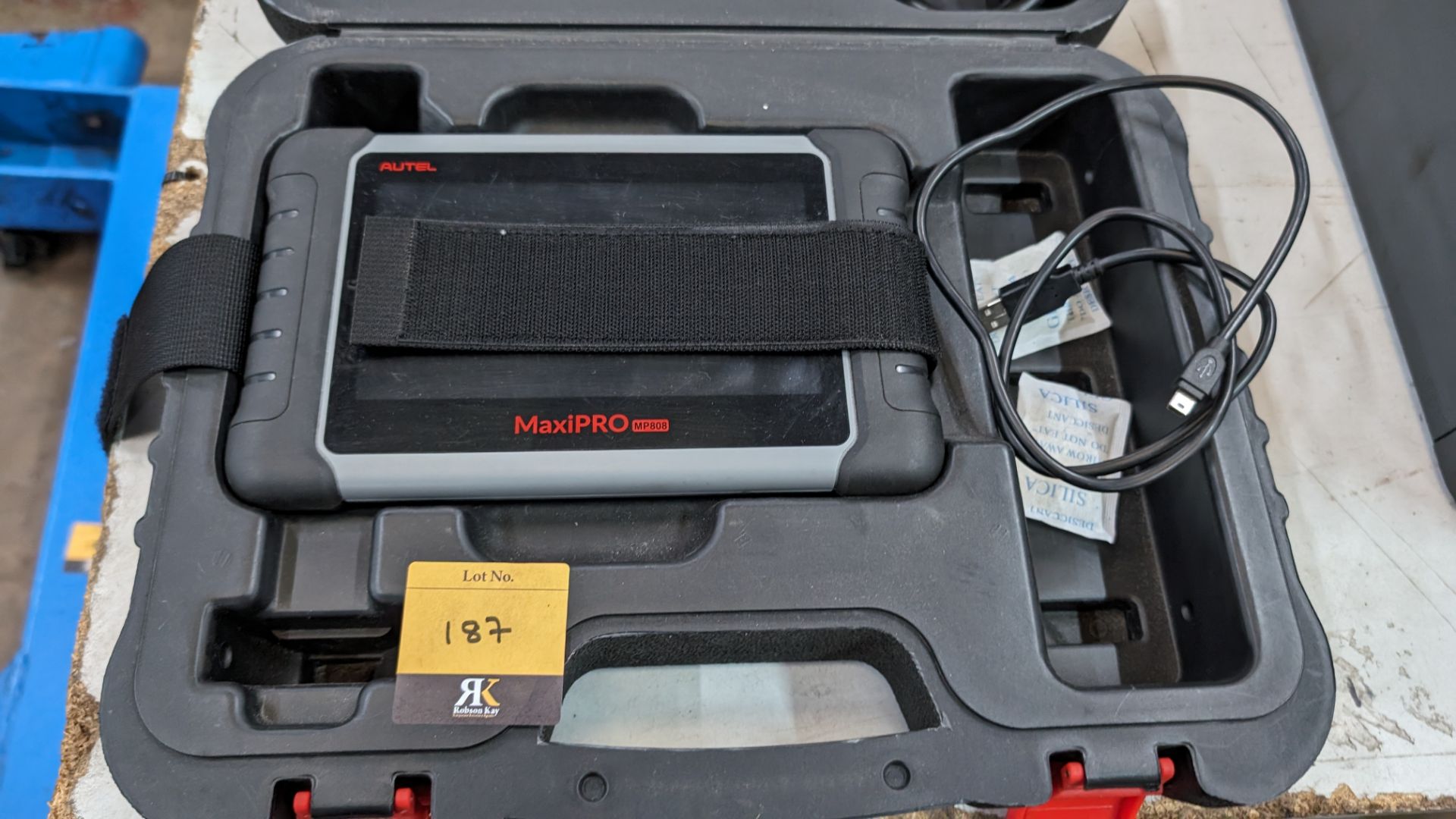 Autel MaxiPRO model MP808 touchscreen diagnostics device including case, cables & book pack - Bild 2 aus 11