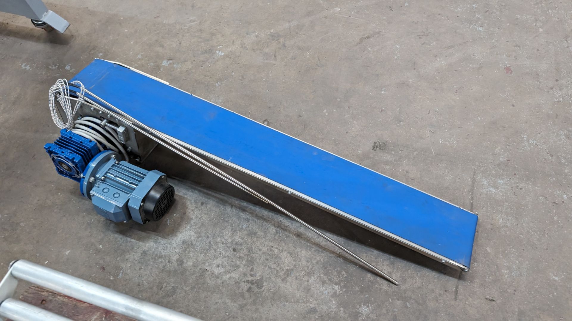 Motorised conveyor with belt approximately 150mm wide. Length of unit approximately 1140mm - Bild 3 aus 8
