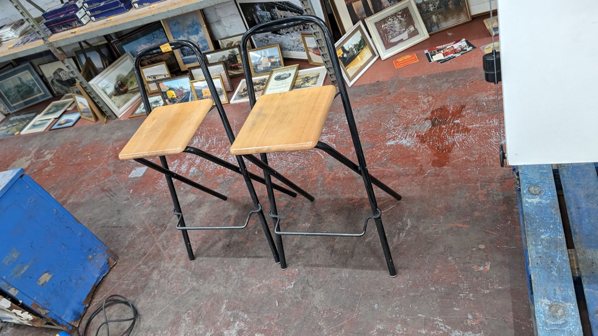 Pair of black metal & wooden folding stools - Bild 2 aus 4