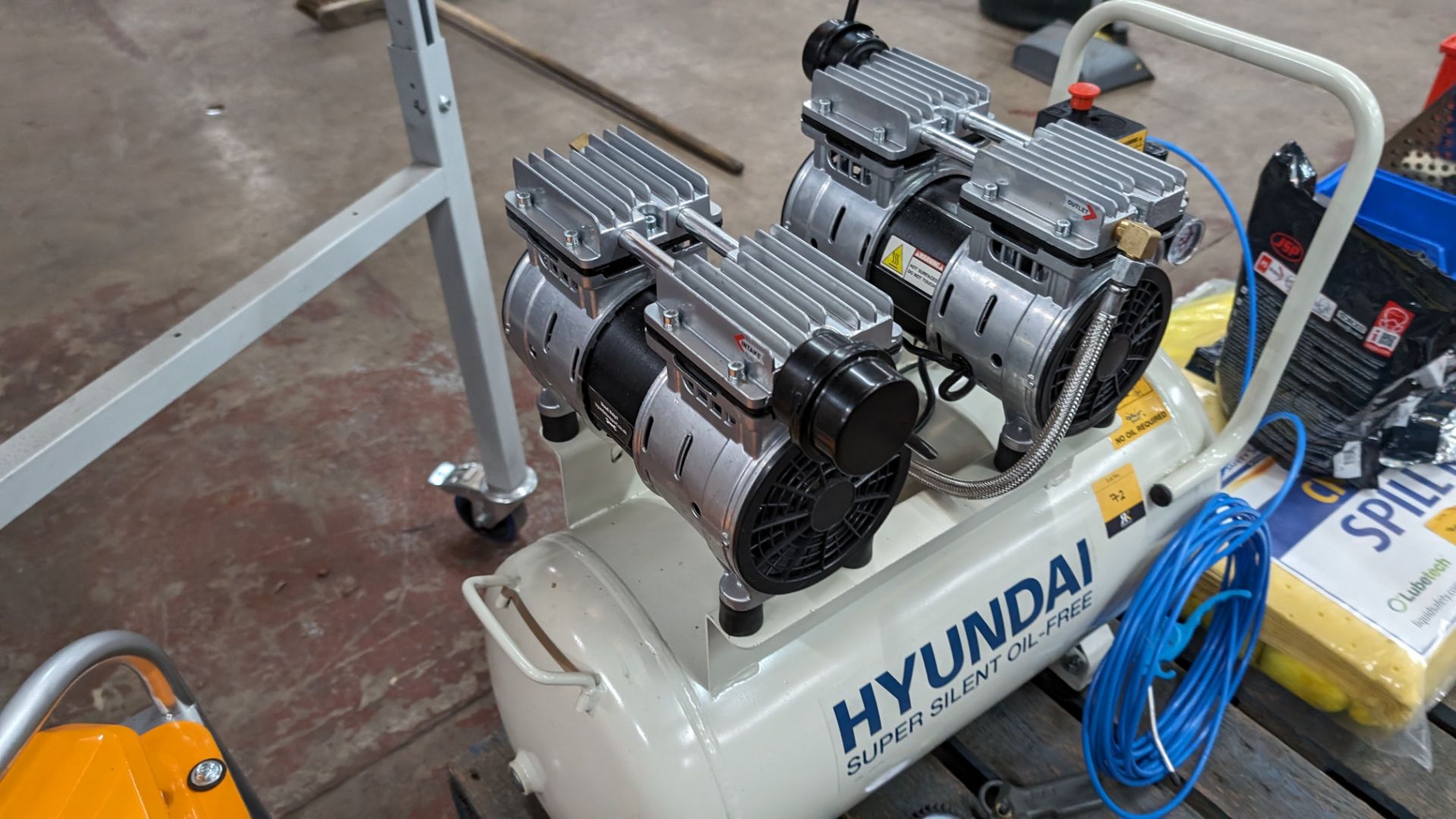Hyundai super silent oil-free compressor system model HY27550 - Image 6 of 11