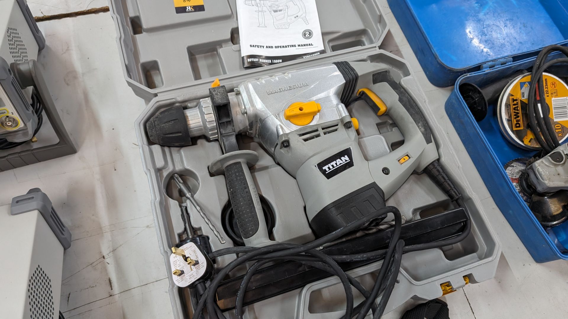 Titan magnesium rotary hammer drill, 1500W, model TTB278SDS. Includes dedicated case & operating ma - Image 4 of 11
