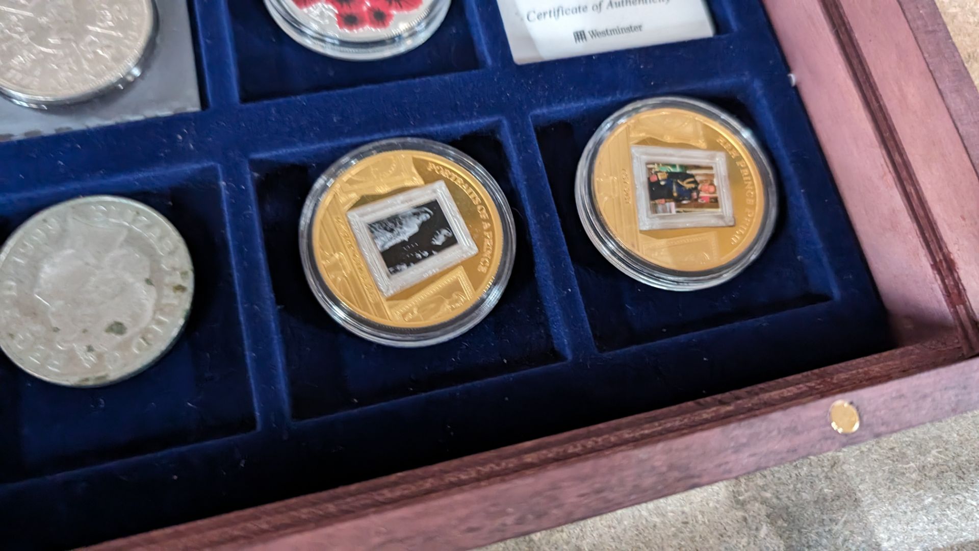 16 assorted small decorative coins comprising large presentation case with 12 coins plus 4 individua - Bild 12 aus 15