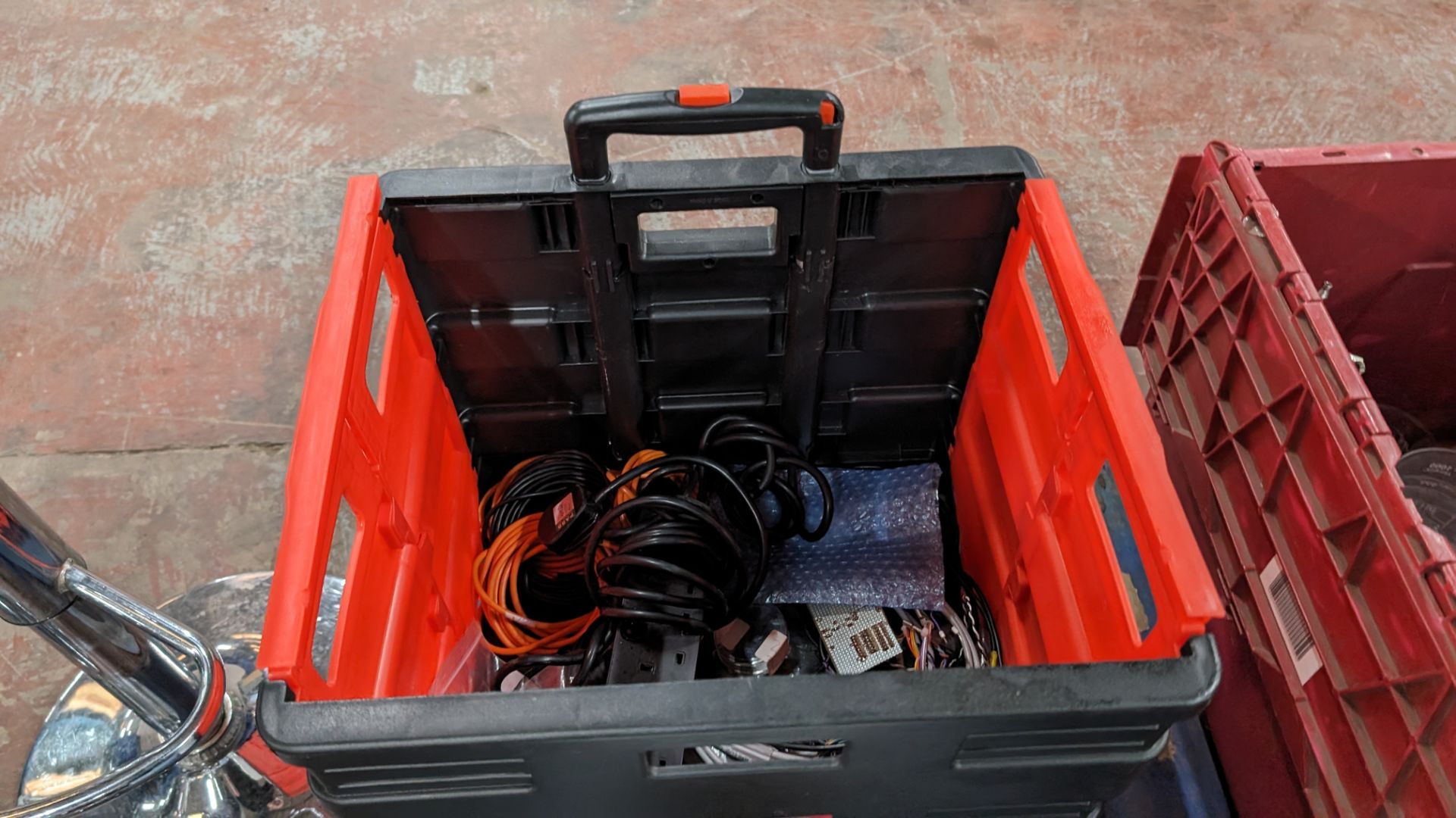 Mixed lot comprising folding mobile crate & contents including electrical extension cable plus roll - Bild 6 aus 11