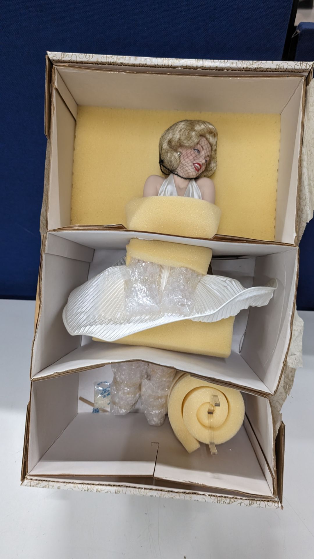 Franklin Heirloom Dolls Marilyn Monroe doll - Image 4 of 8