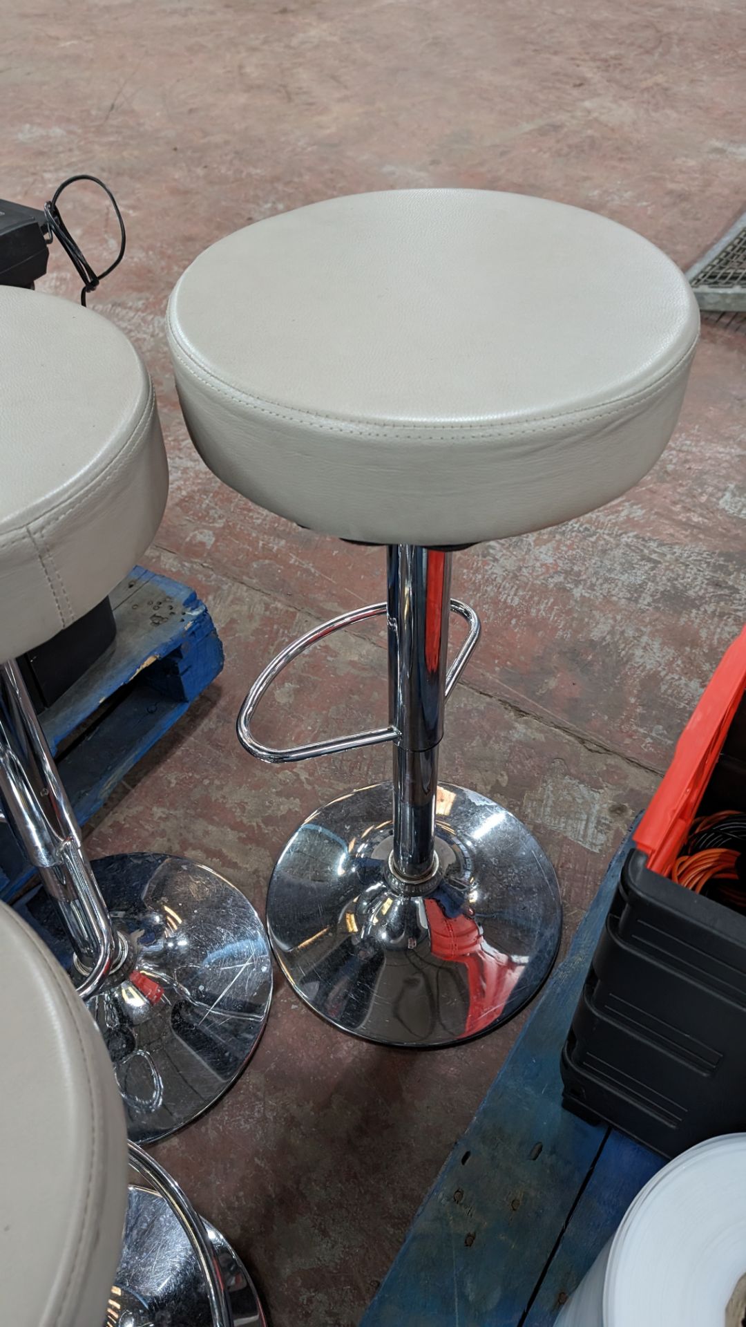 3 off height adjustable bar stools - Image 4 of 6