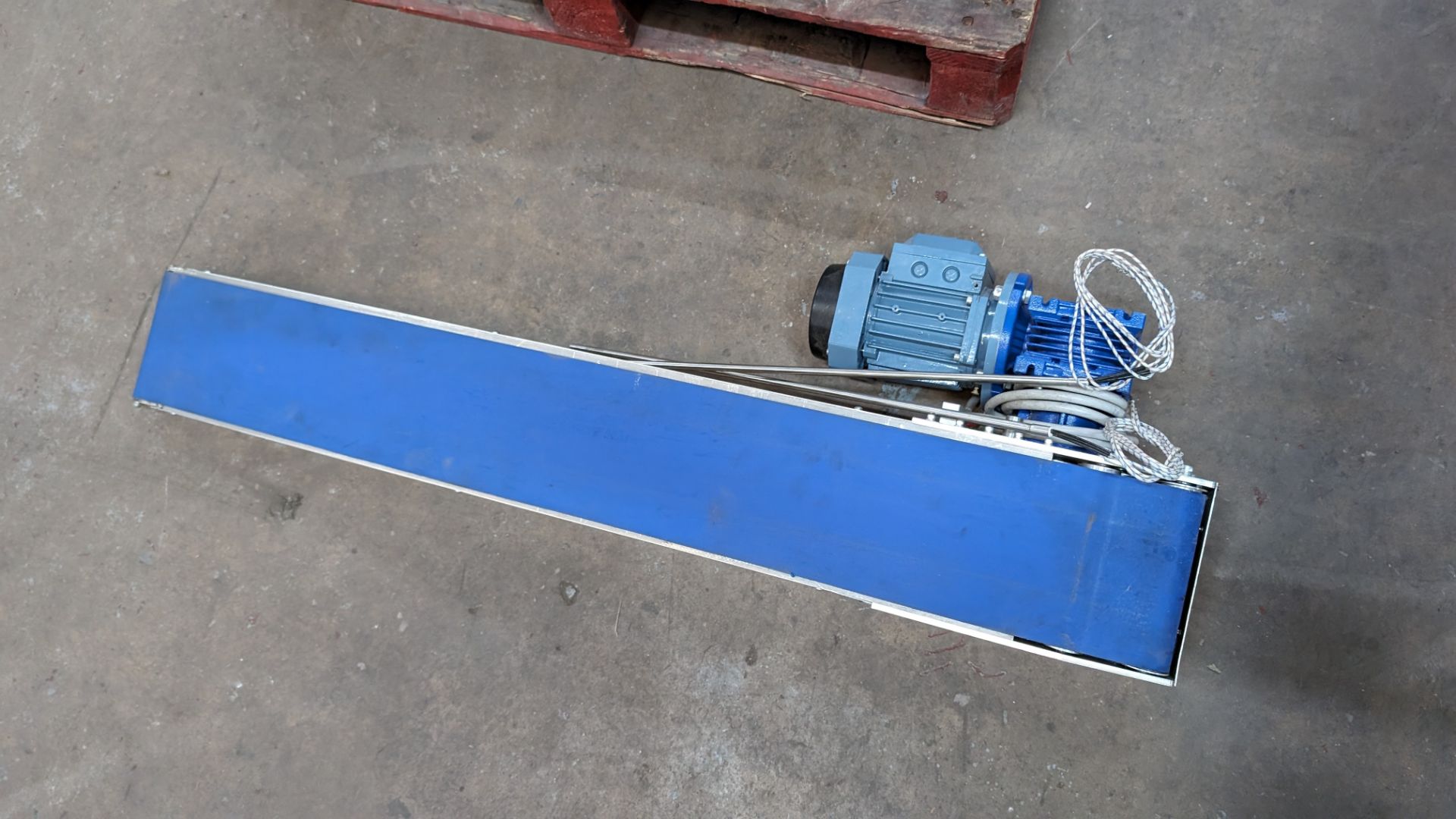 Motorised conveyor with belt approximately 150mm wide. Length of unit approximately 1140mm - Image 8 of 8