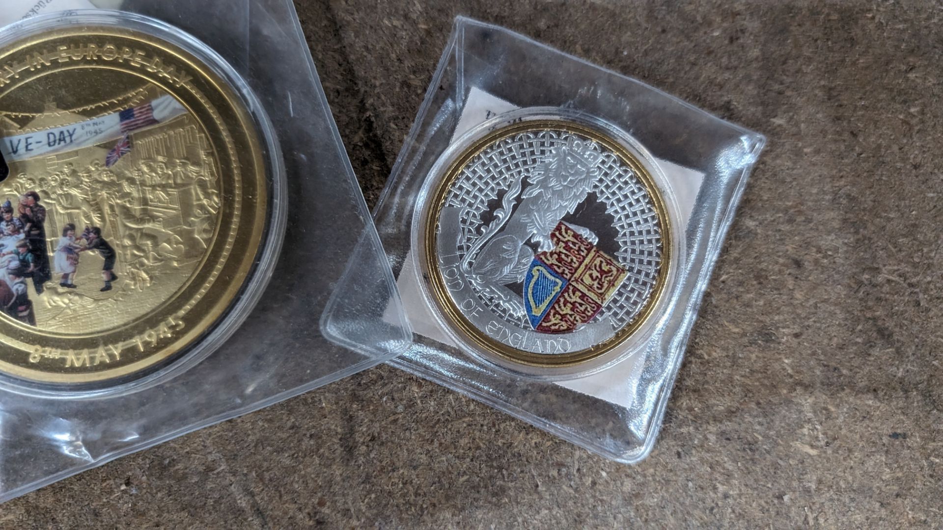 2 off large decorative coins relating to VE Day & Lion of England - Image 3 of 8
