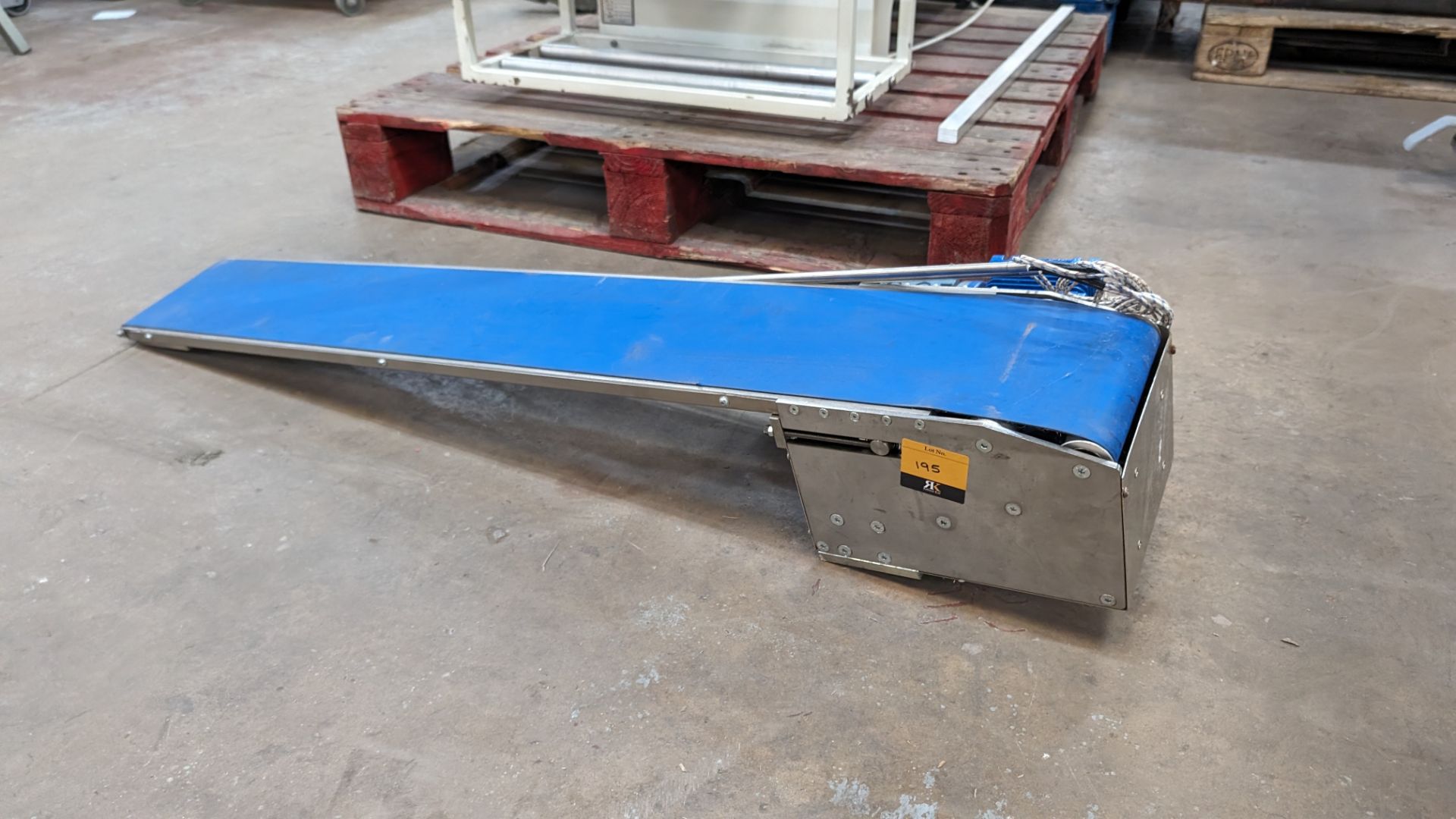 Motorised conveyor with belt approximately 150mm wide. Length of unit approximately 1140mm - Image 2 of 8