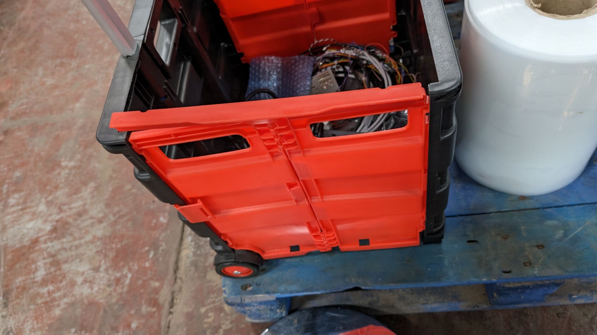 Mixed lot comprising folding mobile crate & contents including electrical extension cable plus roll - Image 11 of 11