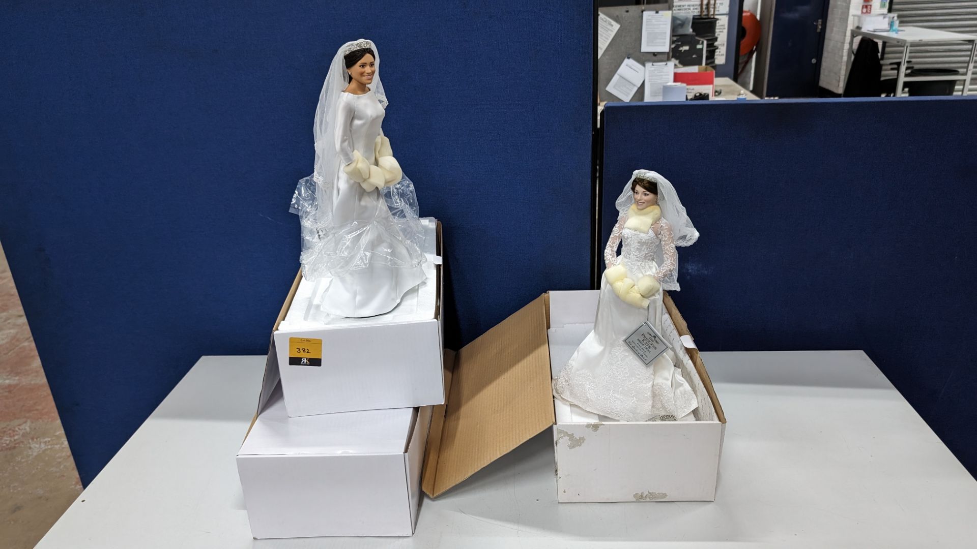 3 off Danbury Mint Meghan & Kate bride dolls (2 off Meghan & 1 off Kate) - Image 5 of 8