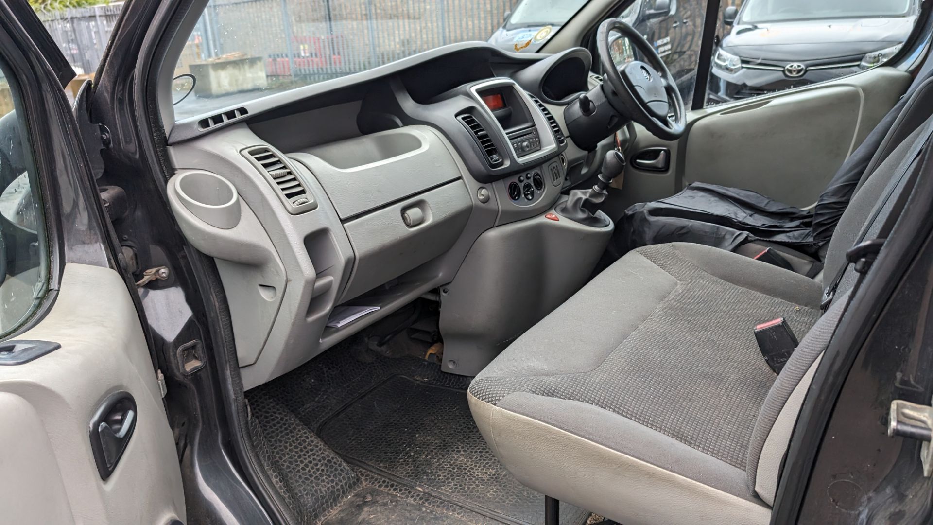 DV12 EHP Vauxhall Vivaro 2700 Sportive CDTi panel van with side windows, 6 speed manual gearbox, 199 - Bild 28 aus 38