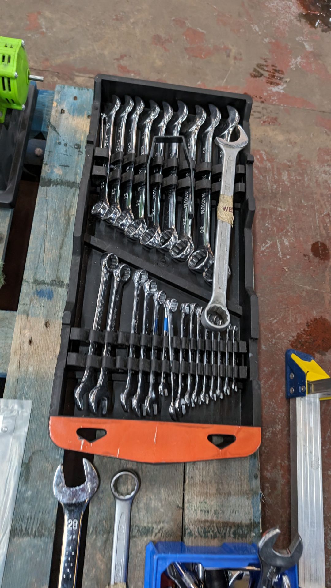 Row of spanners comprising tray & contents plus lin bin & contents - Image 5 of 7