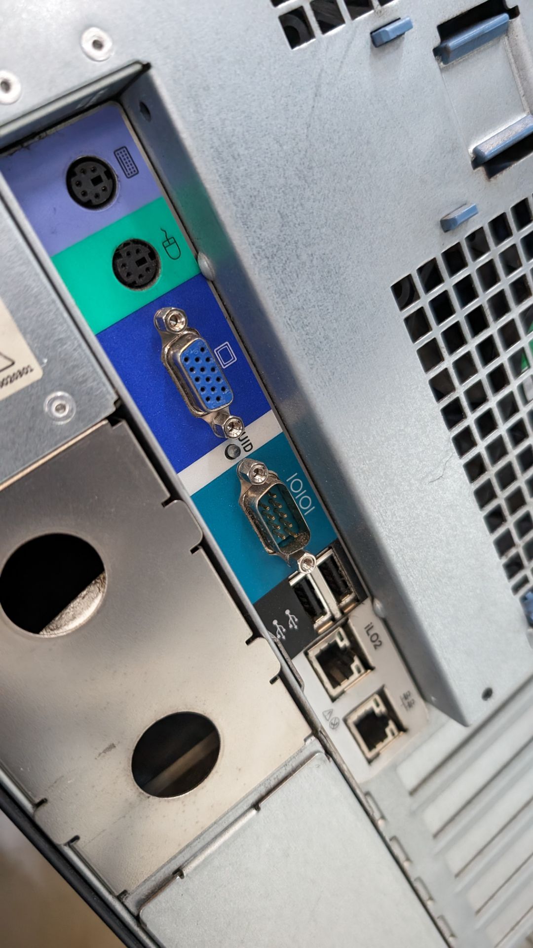 HP server incorporating 2 off hot swap drives, optical drive & HP Storageworks DAT 160 tape drive - Image 11 of 15