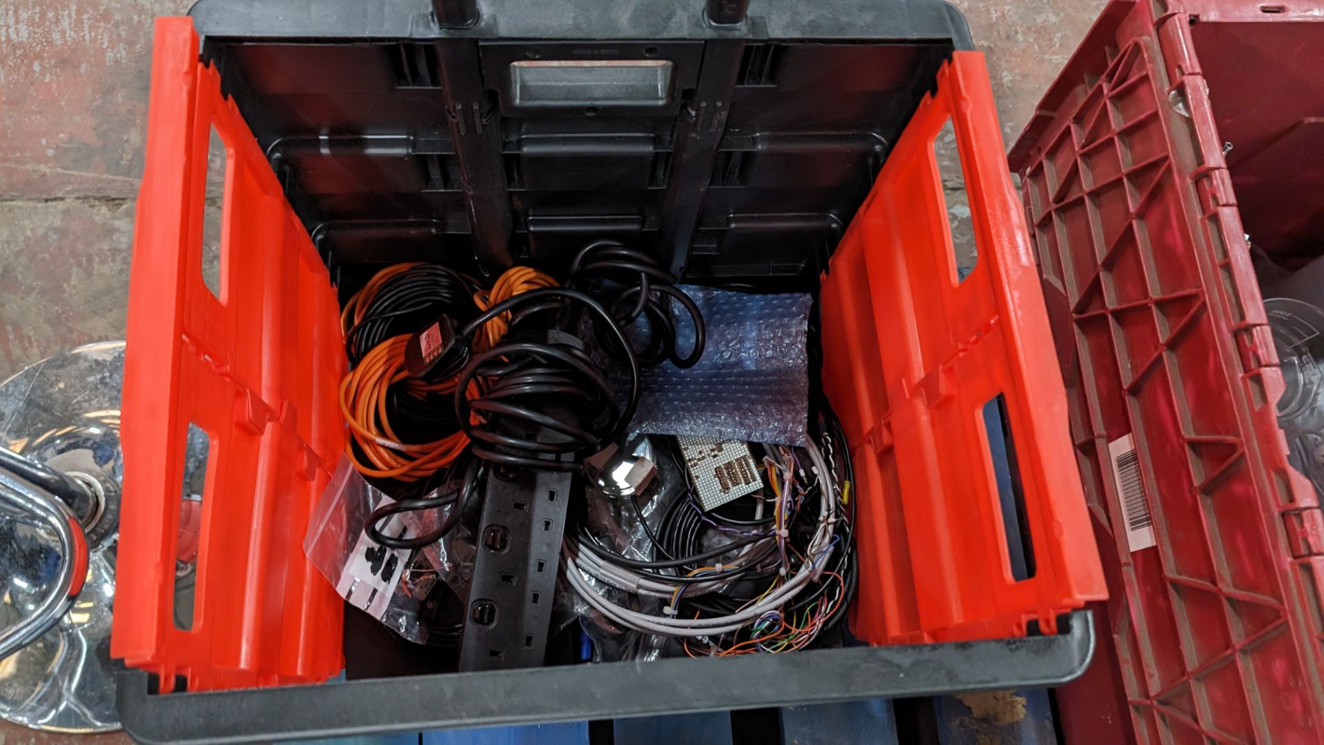Mixed lot comprising folding mobile crate & contents including electrical extension cable plus roll - Bild 7 aus 11