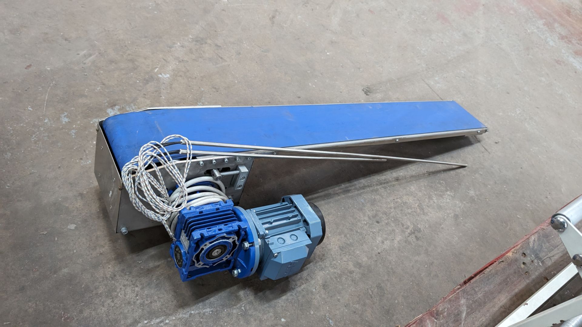 Motorised conveyor with belt approximately 150mm wide. Length of unit approximately 1140mm - Image 5 of 8