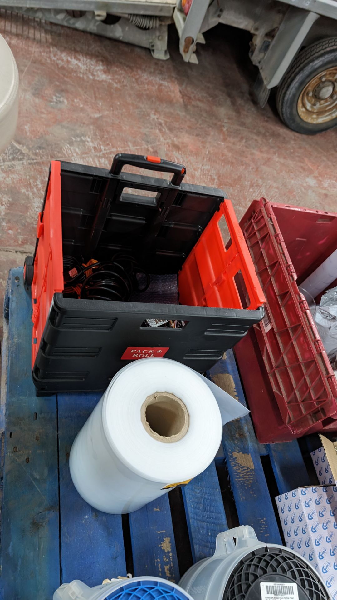 Mixed lot comprising folding mobile crate & contents including electrical extension cable plus roll - Bild 9 aus 11