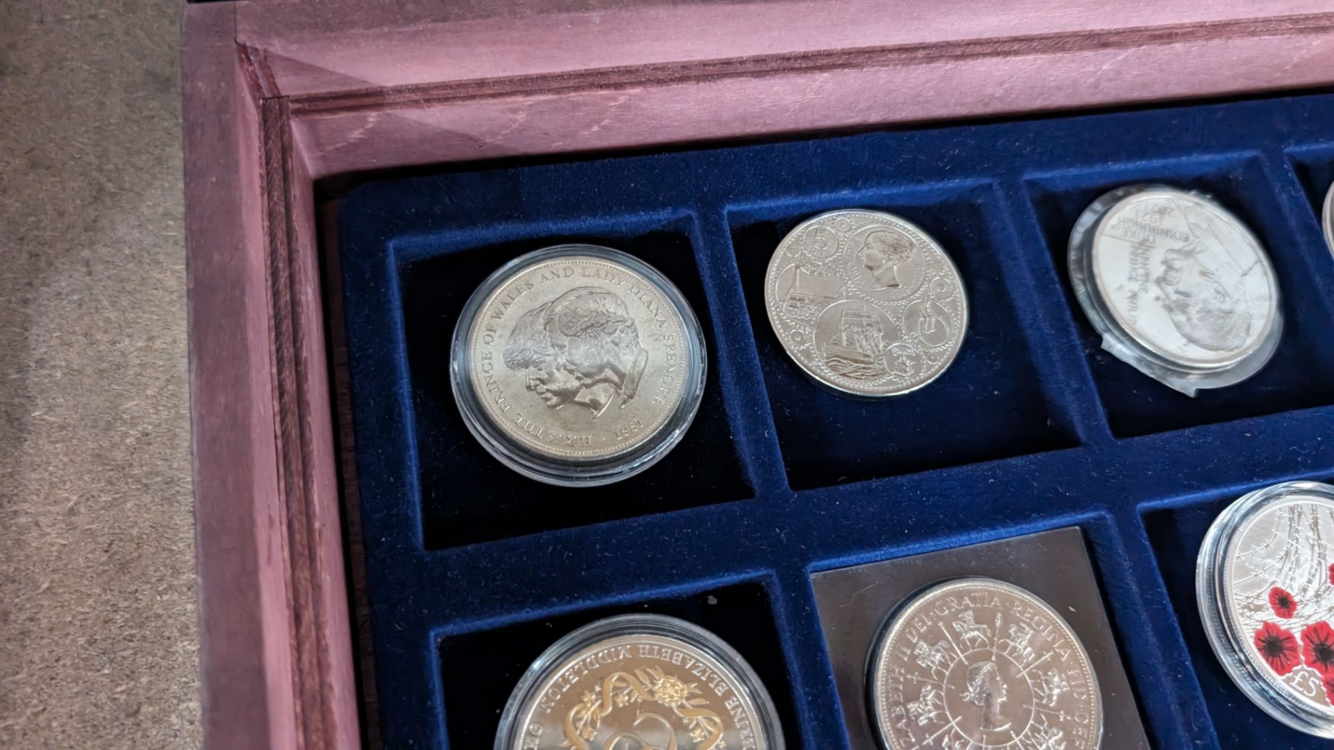 16 assorted small decorative coins comprising large presentation case with 12 coins plus 4 individua - Bild 9 aus 15