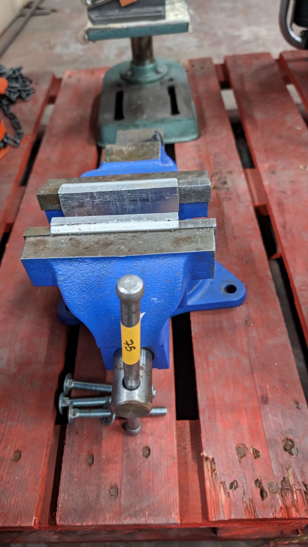 Bench mountable vice on turntable including bolts. 6 ton - Image 3 of 7