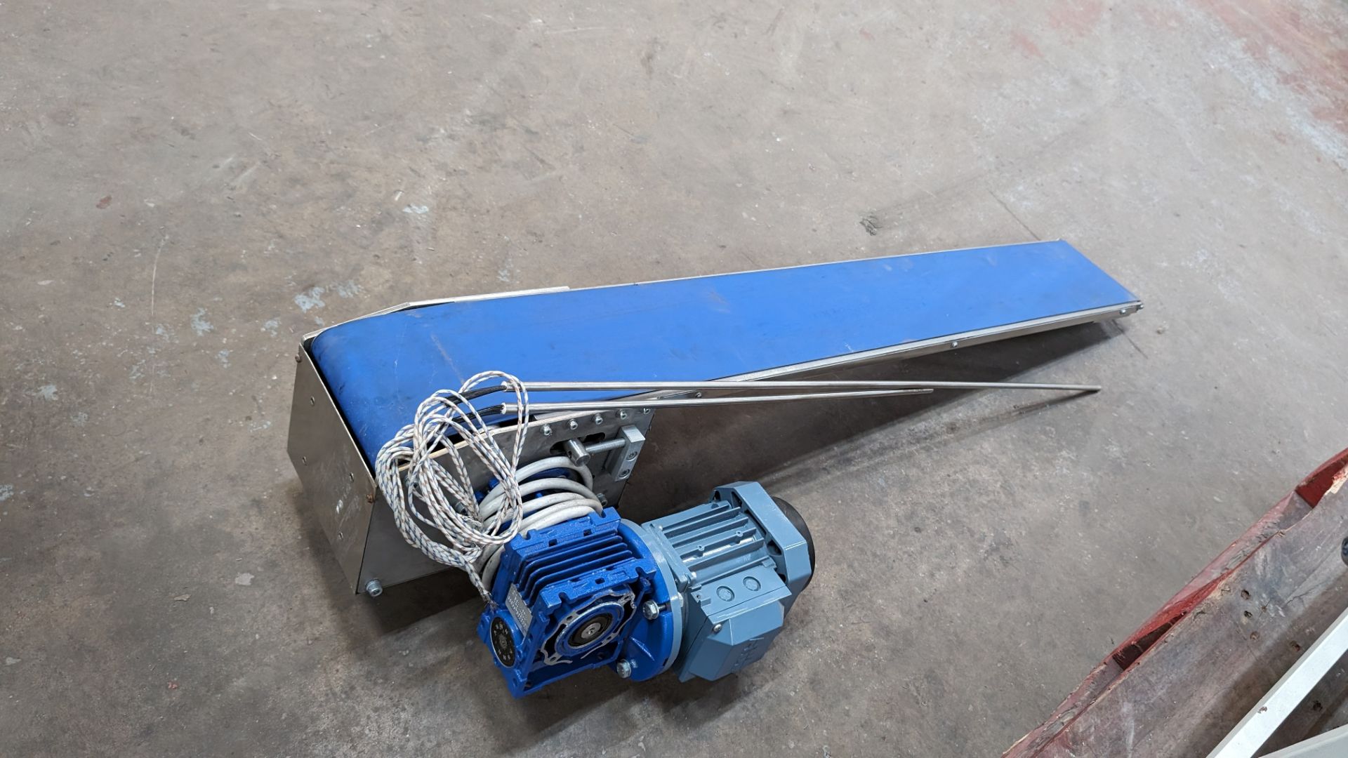 Motorised conveyor with belt approximately 150mm wide. Length of unit approximately 1140mm - Image 6 of 8
