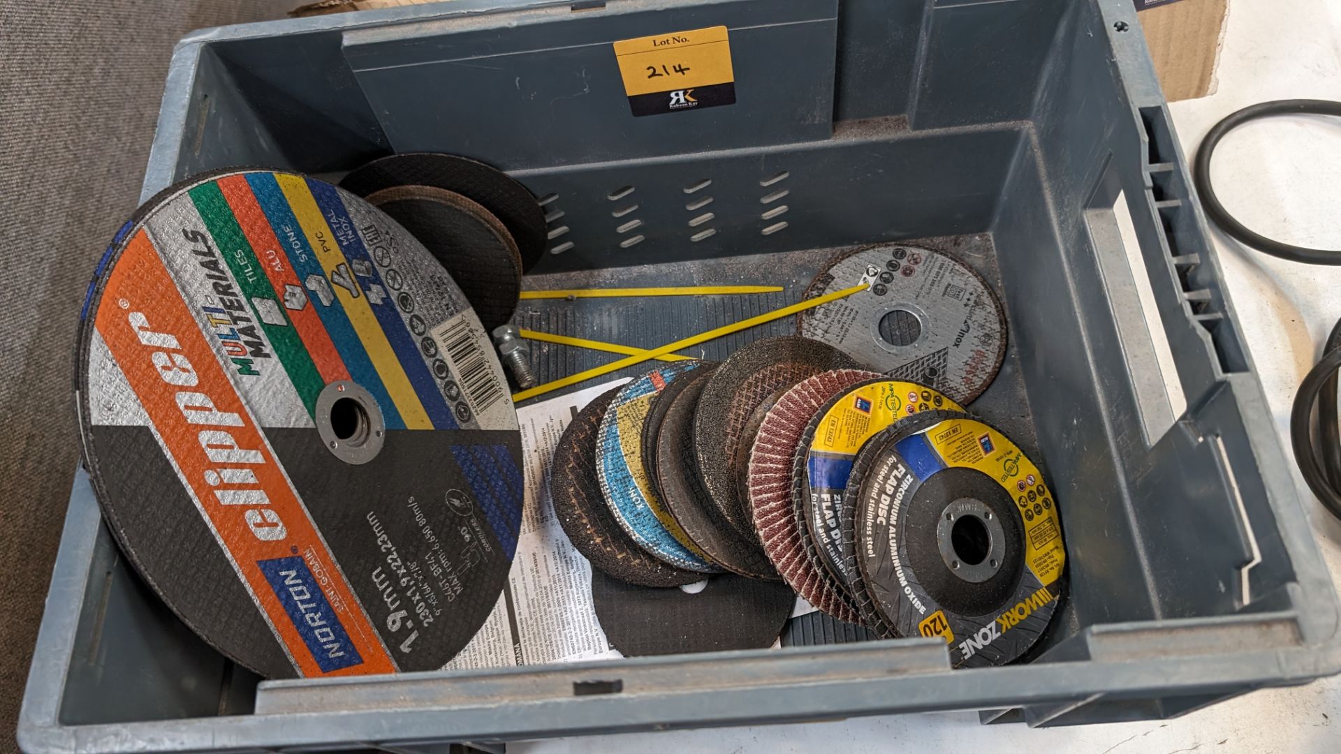 The contents of a crate of angle grinder consumables - Bild 5 aus 5