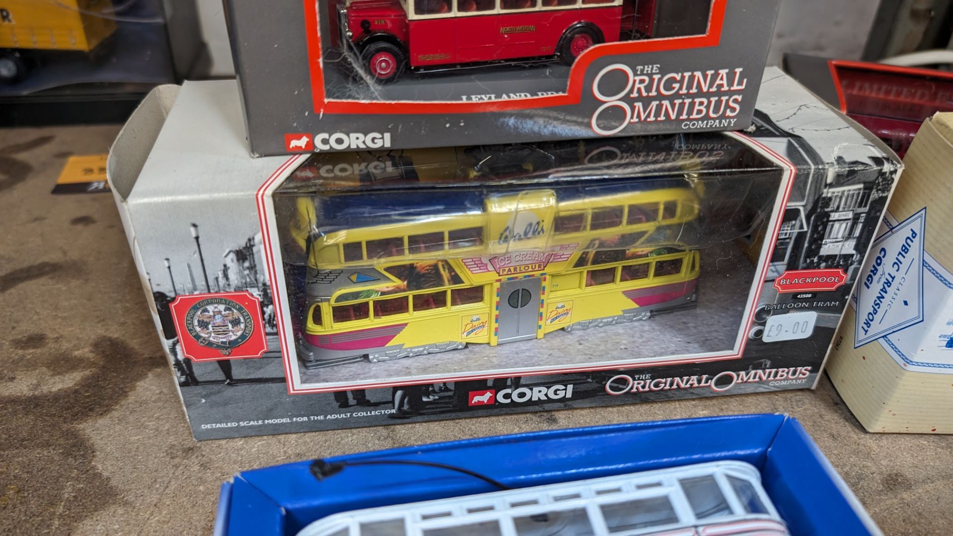 6 assorted model trams & buses - Bild 5 aus 9