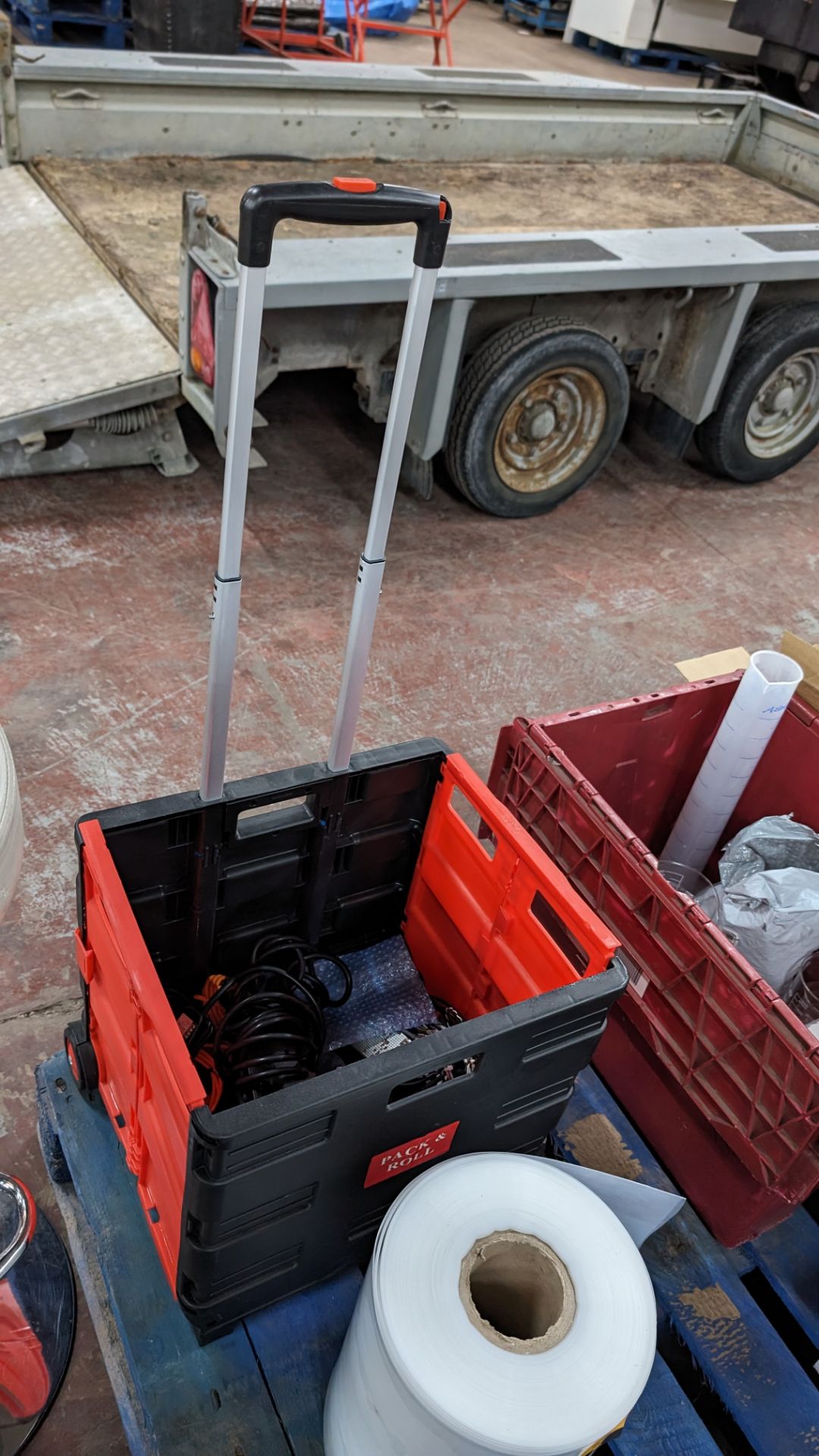 Mixed lot comprising folding mobile crate & contents including electrical extension cable plus roll - Image 10 of 11