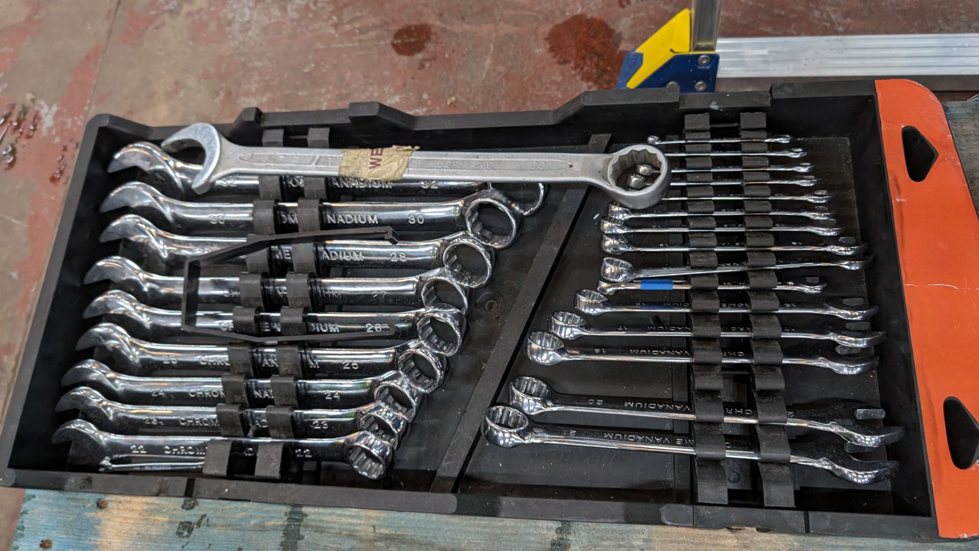 Row of spanners comprising tray & contents plus lin bin & contents - Image 6 of 7