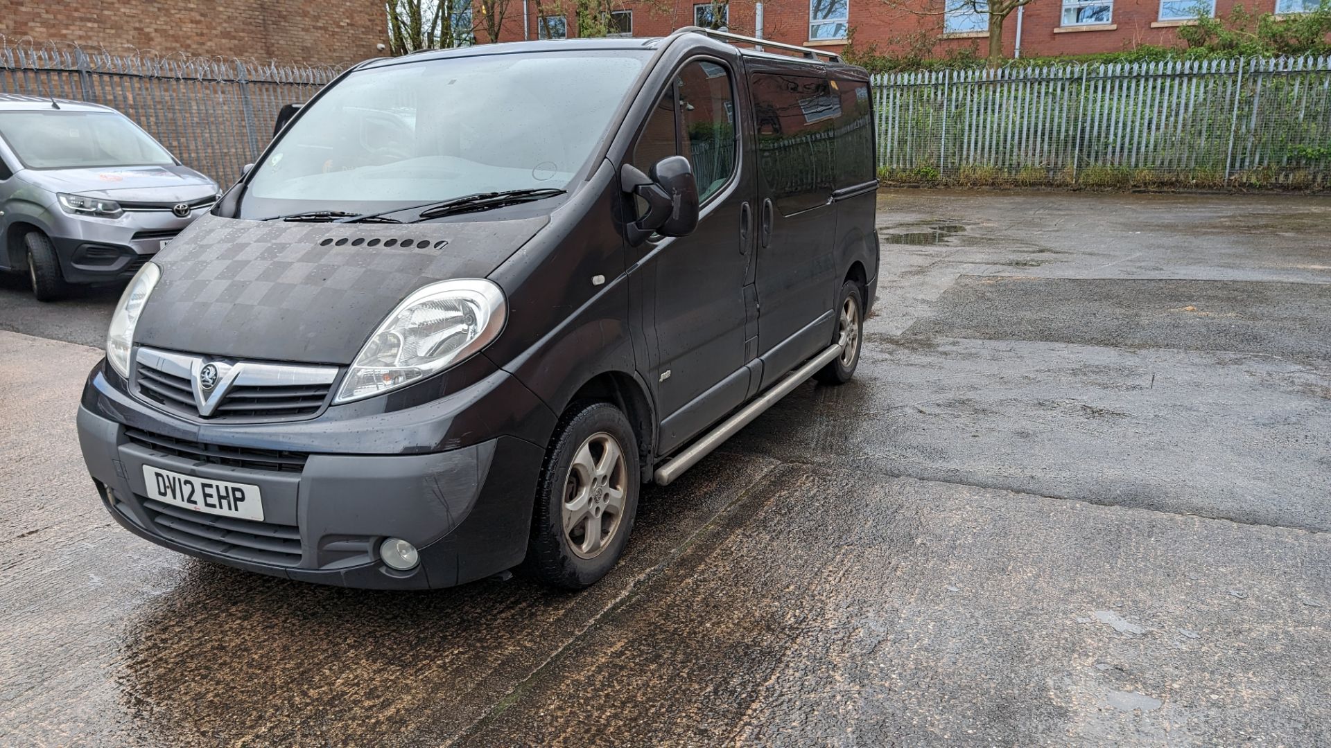 DV12 EHP Vauxhall Vivaro 2700 Sportive CDTi panel van with side windows, 6 speed manual gearbox, 199 - Bild 4 aus 38