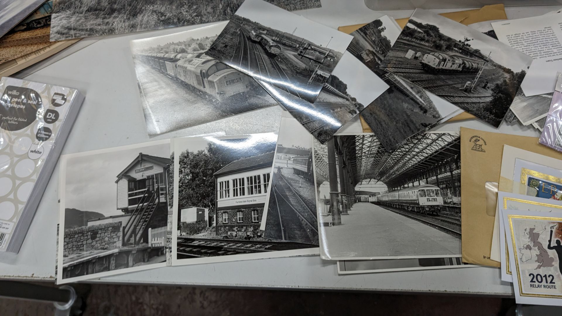 The contents of a crate of vintage photographs - Image 5 of 15