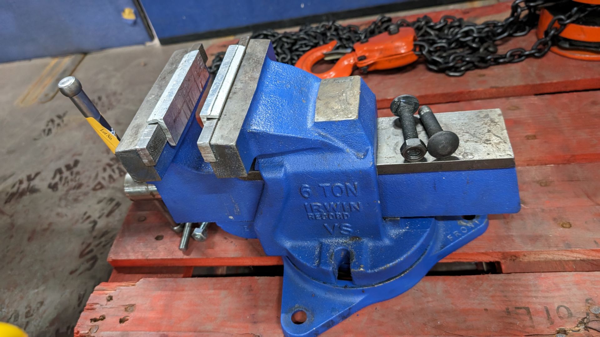 Bench mountable vice on turntable including bolts. 6 ton